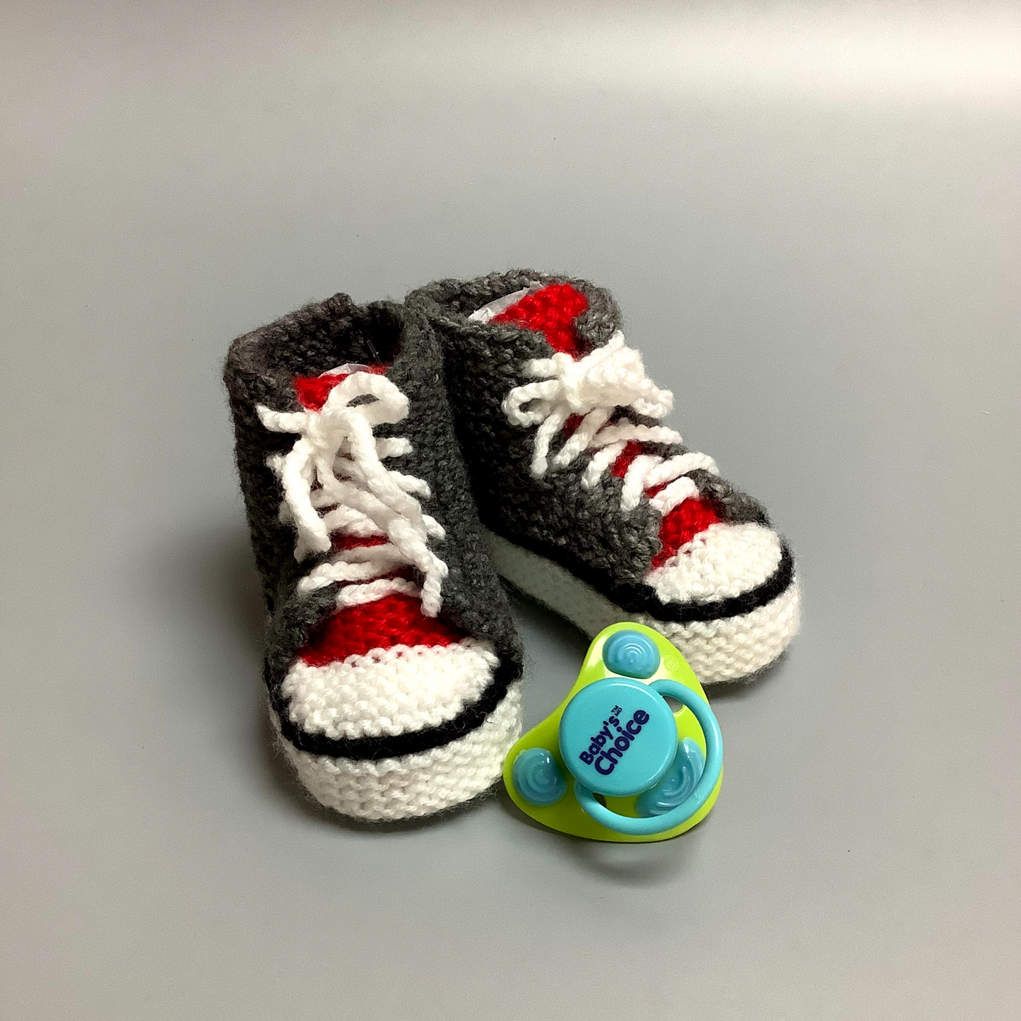 Pantoufles pour bébé tricotées à la main ici à Victoriaville.