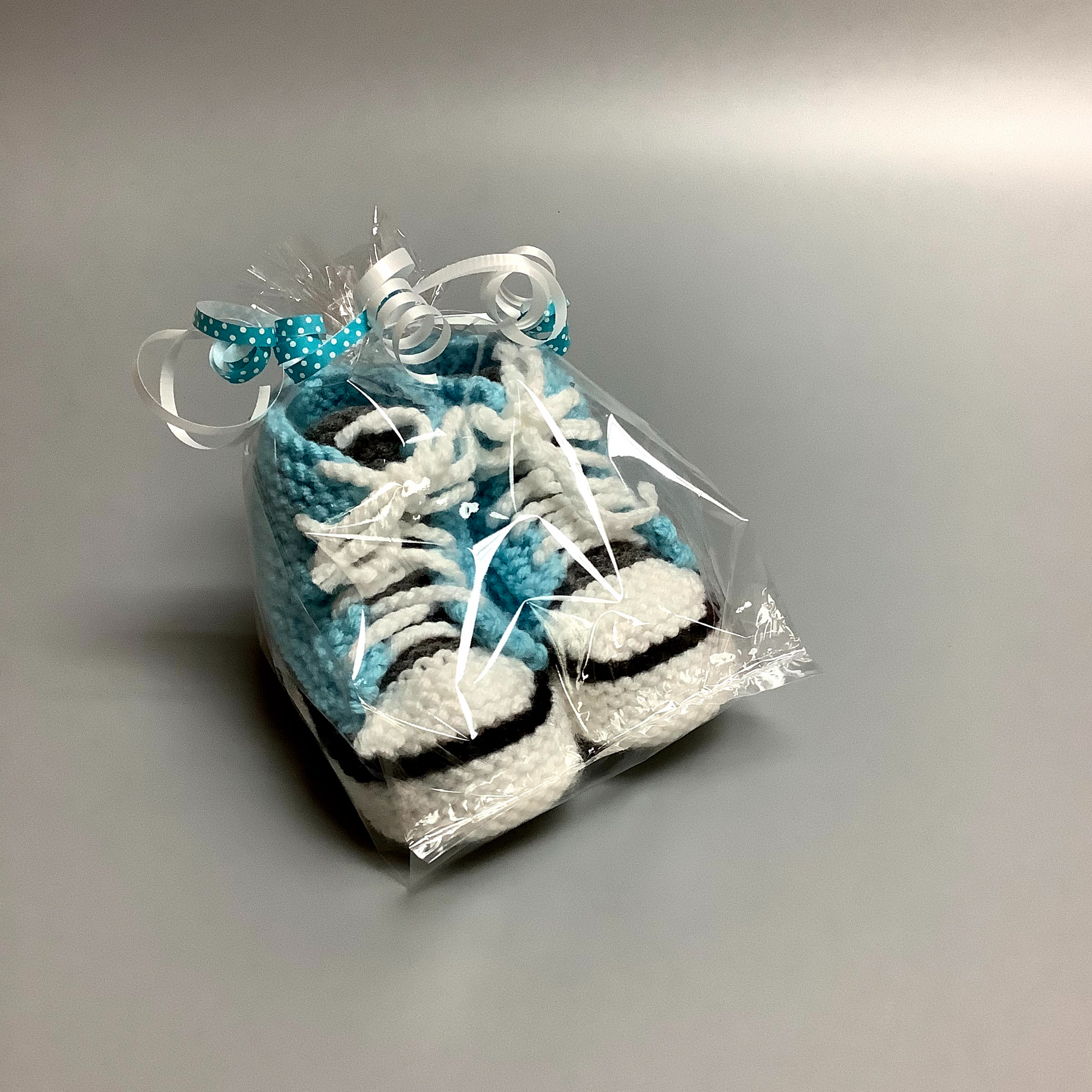 Pantoufles pour bébé tricotées à la main ici à Victoriaville.