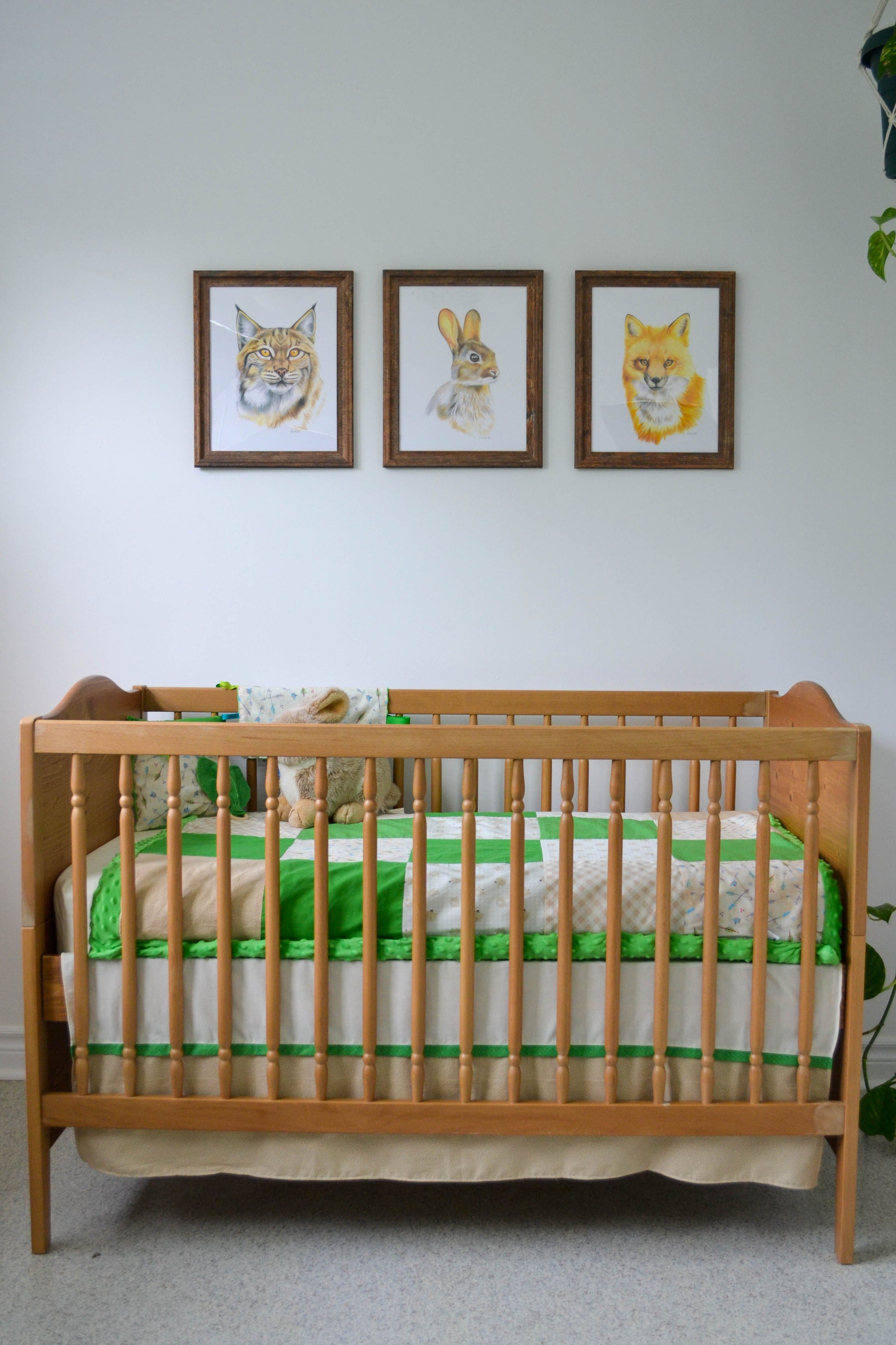 Un joli ensemble 3 morceaux pour le berceau de bébé. Avec de belles couleurs vives, cet ensemble en coton sur le dessus et en Minky en dessous. L'ensemble comprend la douillette, le drap contour et la jupe de lit assortie.   Chaque morceau est fait au Québec et est unique.