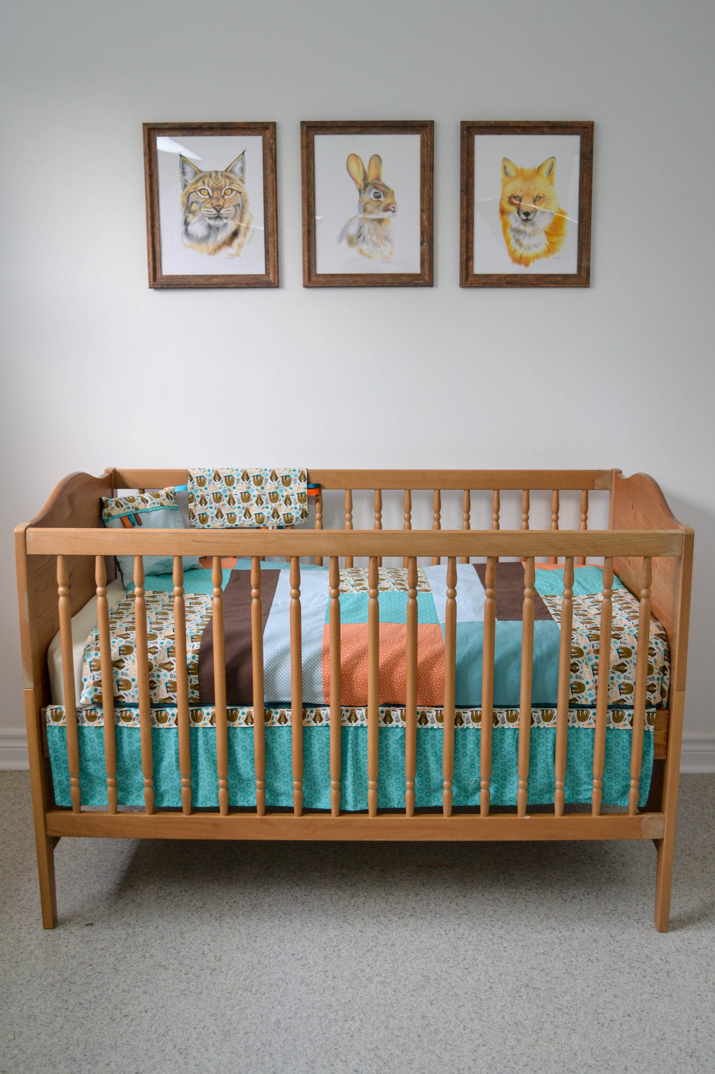 Un joli ensemble 3 morceaux pour le berceau de bébé. Avec de belles couleurs vives, cet ensemble en coton sur le dessus et en Minky en dessous. L'ensemble comprend la douillette, le drap contour et la jupe de lit assortie.   Chaque morceau est fait au Québec et est unique