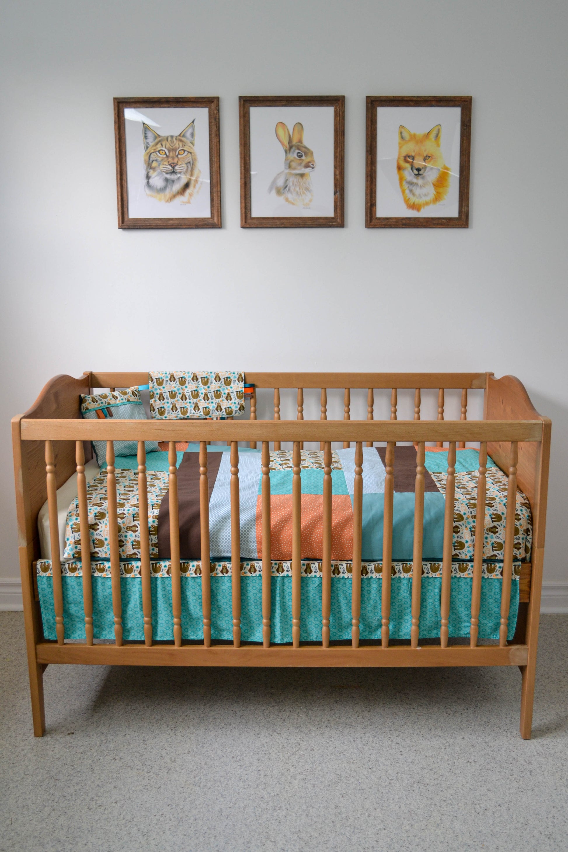 Un joli ensemble 3 morceaux pour le berceau de bébé. Avec de belles couleurs vives, cet ensemble en coton sur le dessus et en Minky en dessous. L'ensemble comprend la douillette, le drap contour et la jupe de lit assortie.   Chaque morceau est fait au Québec et est unique