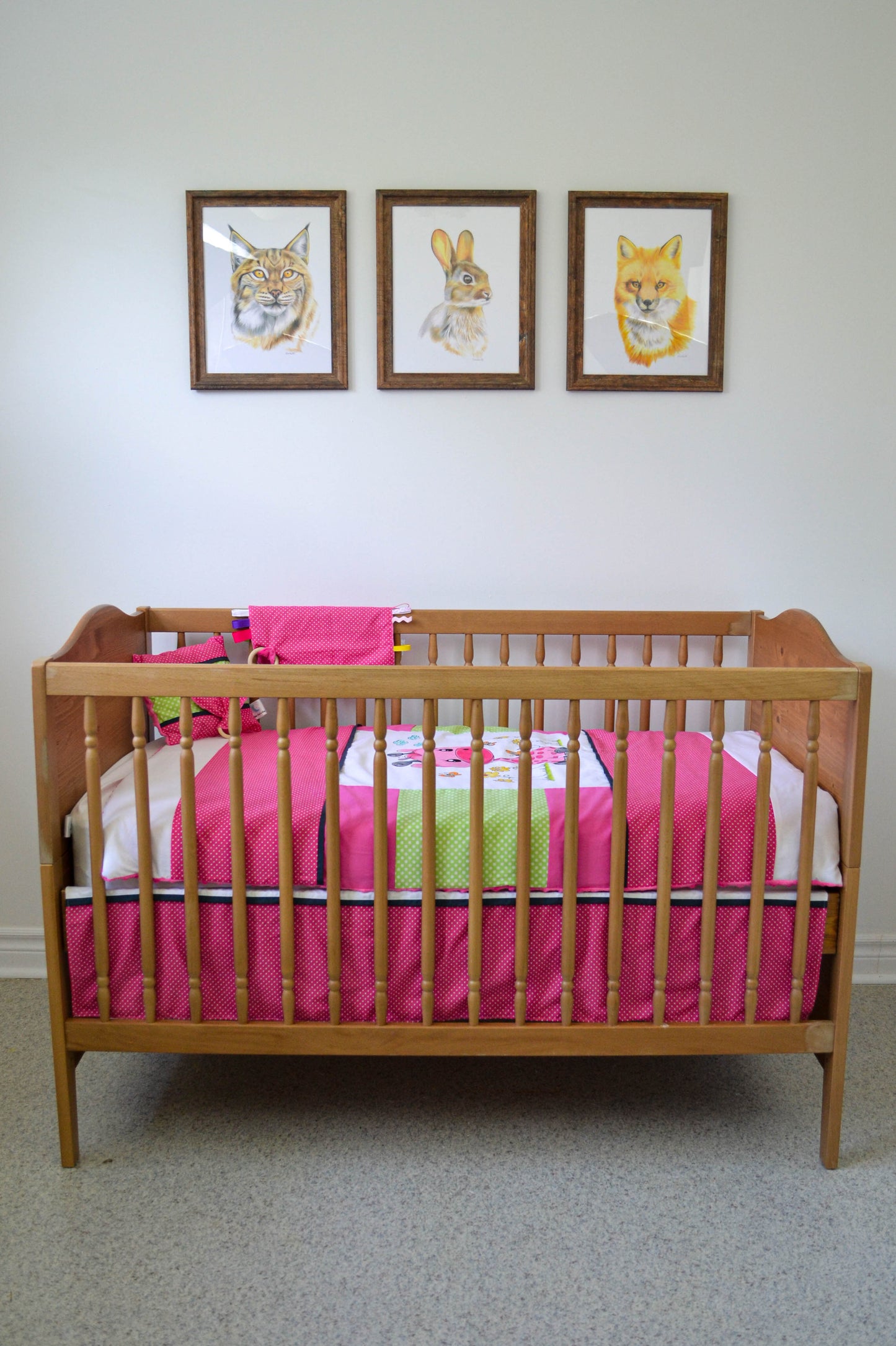 Un joli ensemble 3 morceaux pour le berceau de bébé. Avec de belles couleurs vives, cet ensemble en coton sur le dessus et en Minky en dessous. L'ensemble comprend la douillette, le drap contour et la jupe de lit assortie. Ce modèle est unique, la girafe au centre a été peint à la main par notre couturière. Chaque morceau est fait au Québec et est unique.