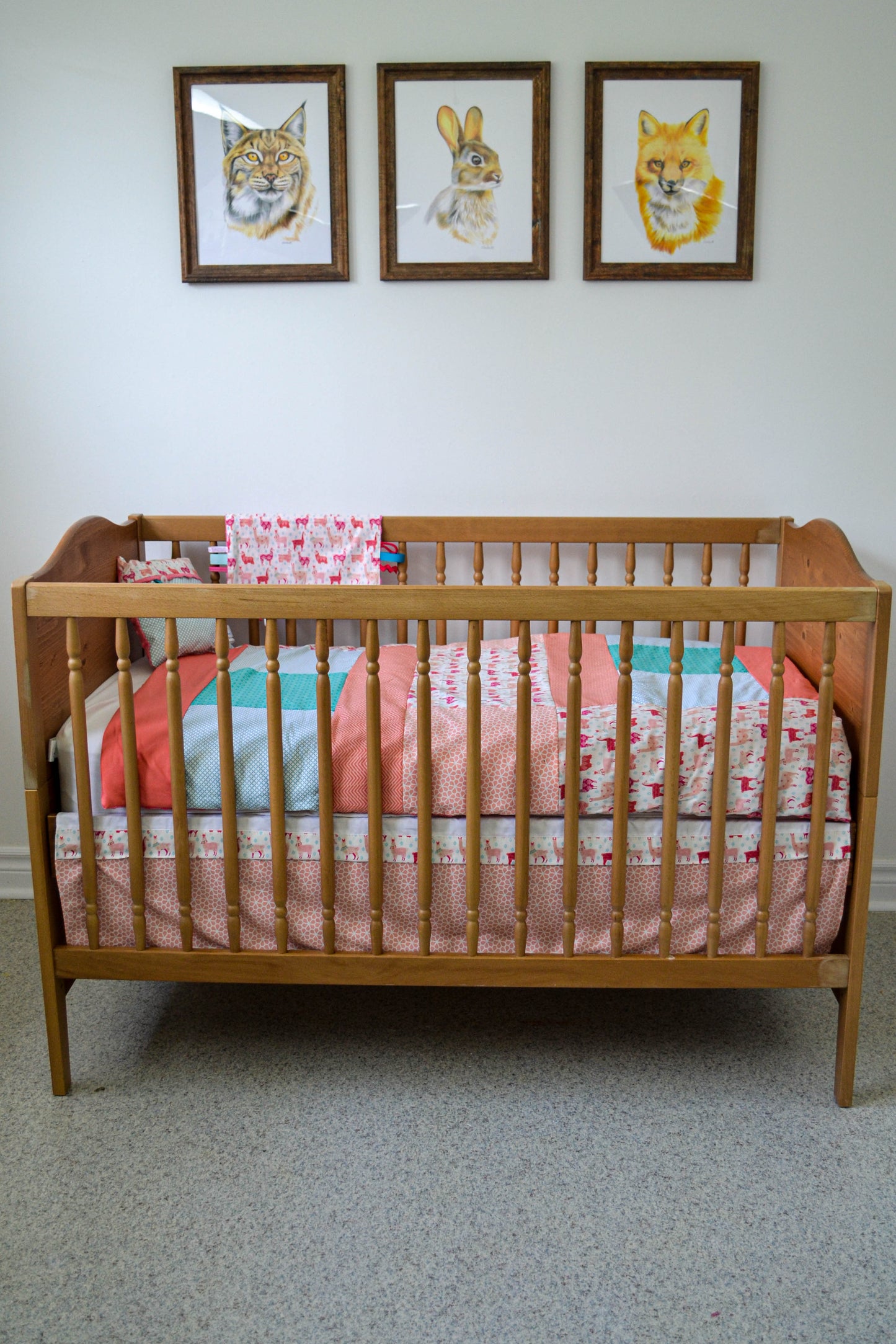 Un joli ensemble 3 morceaux pour le berceau de bébé. Avec de belles couleurs vives, cet ensemble en coton sur le dessus et en Minky en dessous. L'ensemble comprend la douillette, le drap contour et la jupe de lit assortie.   Chaque morceau est fait au Québec et est unique.