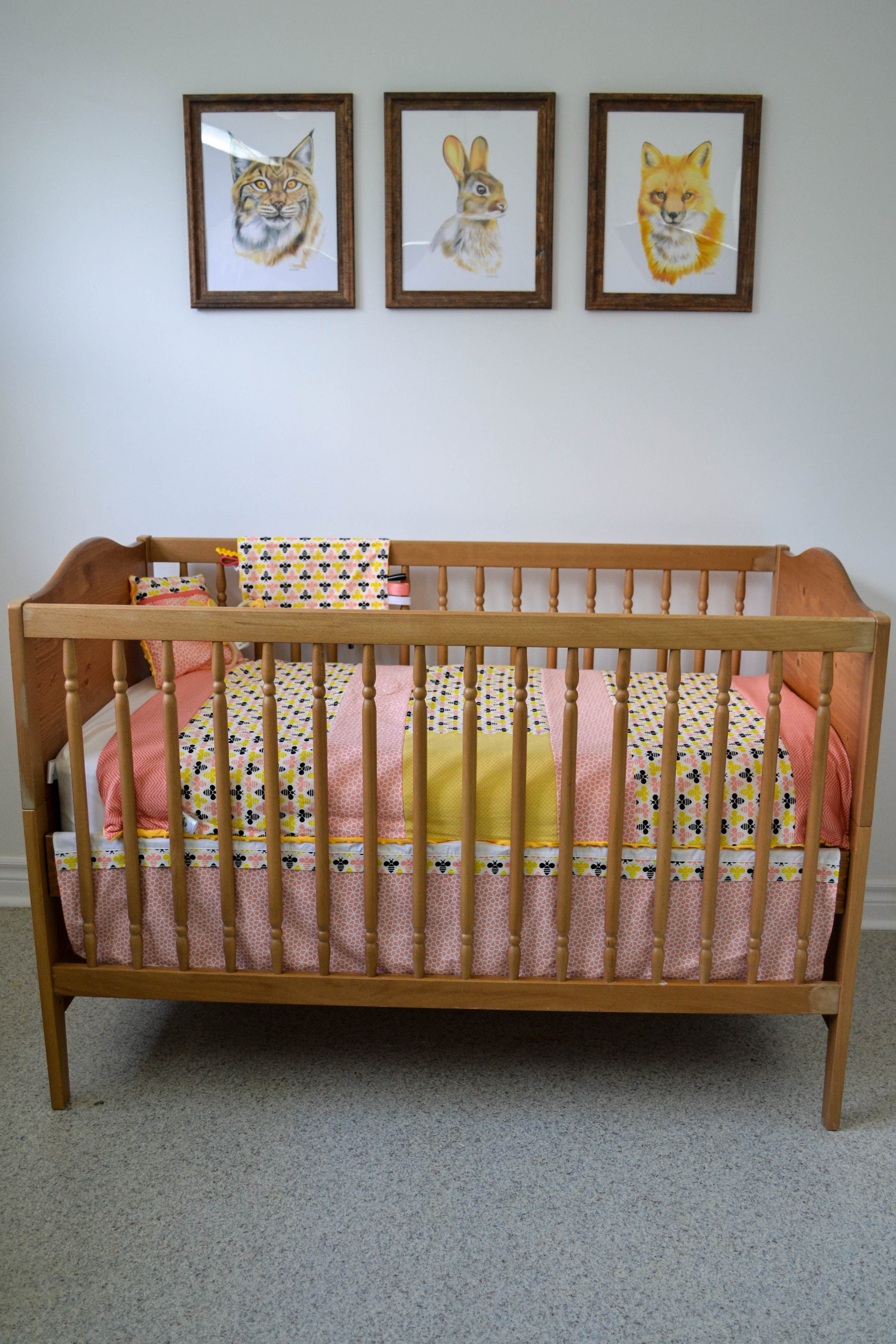 Un joli ensemble 3 morceaux pour le berceau de bébé. Avec de belles couleurs vives, cet ensemble en coton sur le dessus et en Minky en dessous. L'ensemble comprend la douillette, le drap contour et la jupe de lit assortie.   Chaque morceau est fait au Québec et est unique.