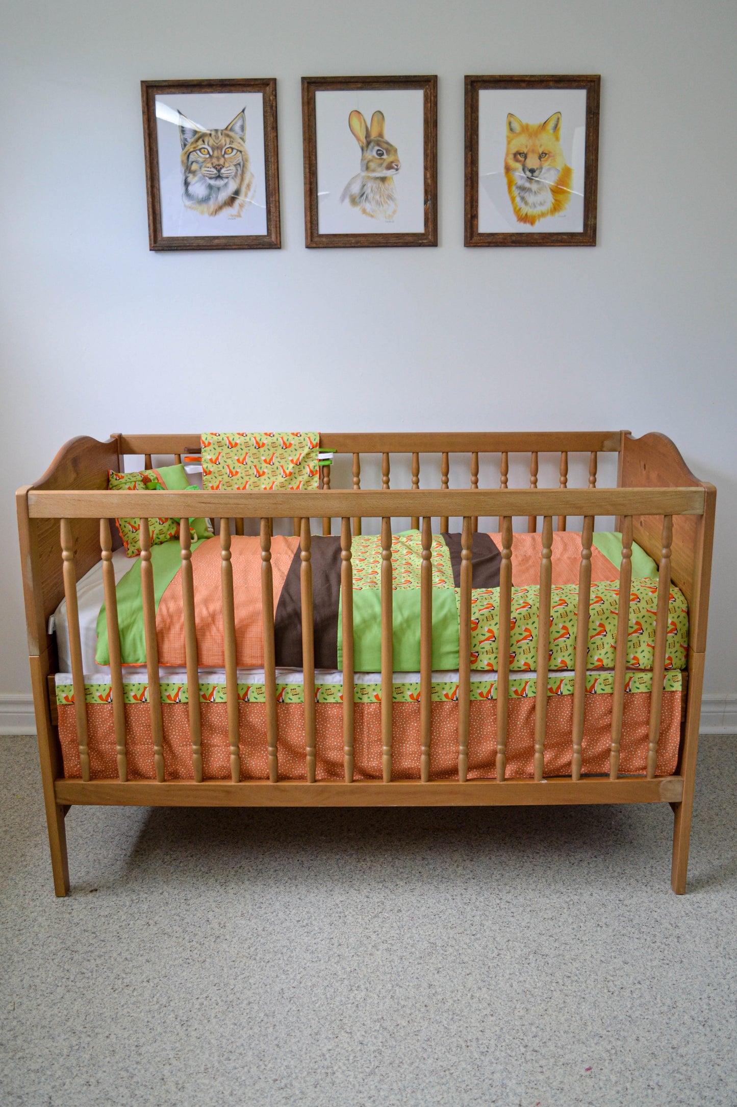 Un joli ensemble 3 morceaux pour le berceau de bébé. Avec de belles couleurs vives, cet ensemble en coton sur le dessus et en Minky en dessous. L'ensemble comprend la douillette, le drap contour et la jupe de lit assortie. Chaque morceau est fait au Québec et est unique.