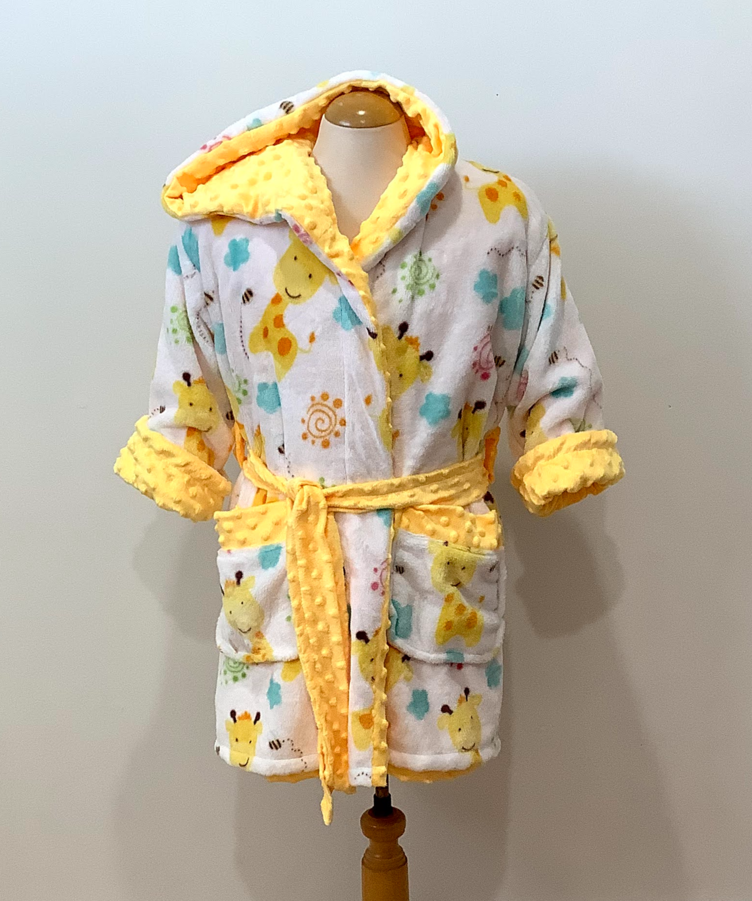 Peignoir pour enfant fait en polars avec l'intérieur en MINKY. Il est reversible.