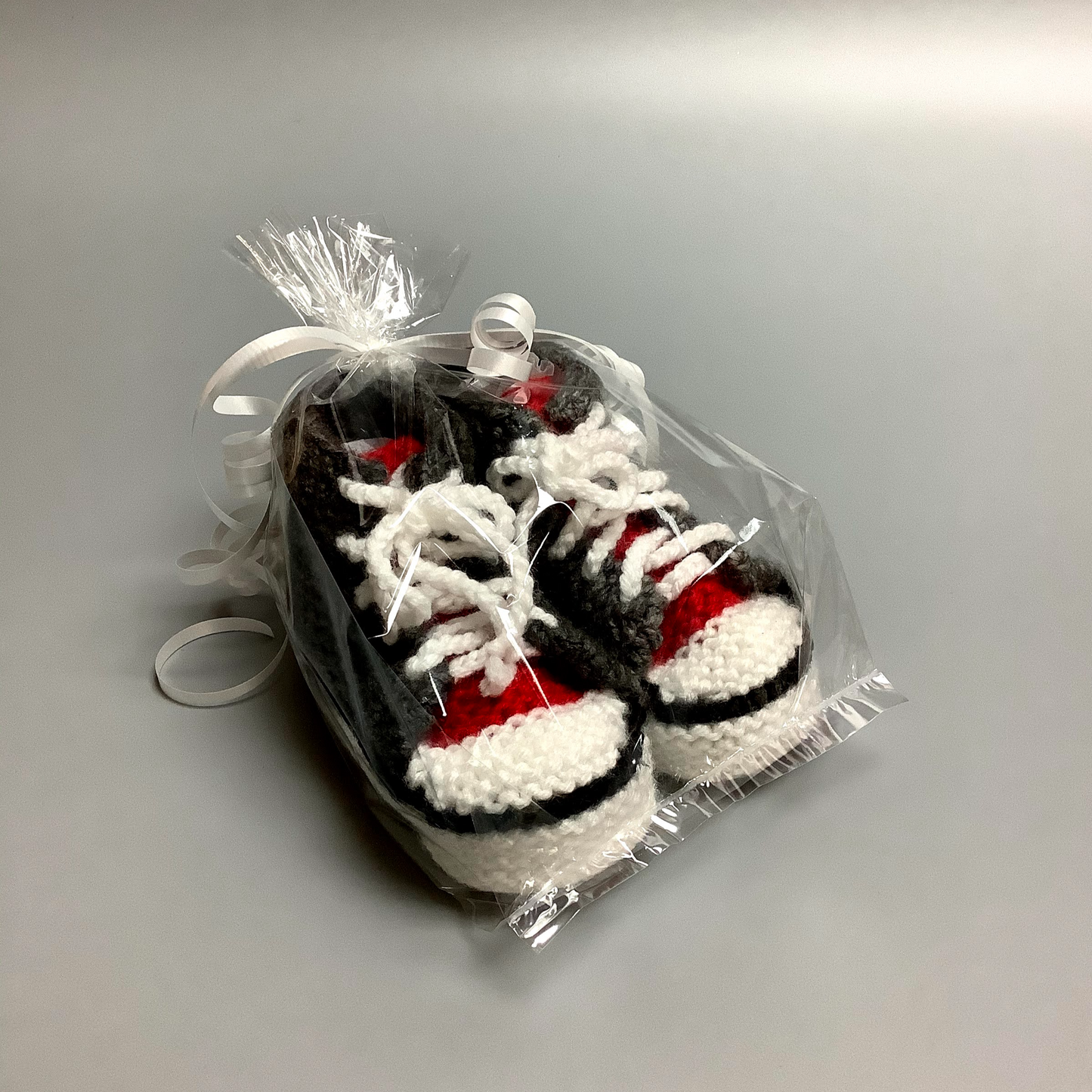 Pantoufles pour bébé tricotées à la main ici à Victoriaville.