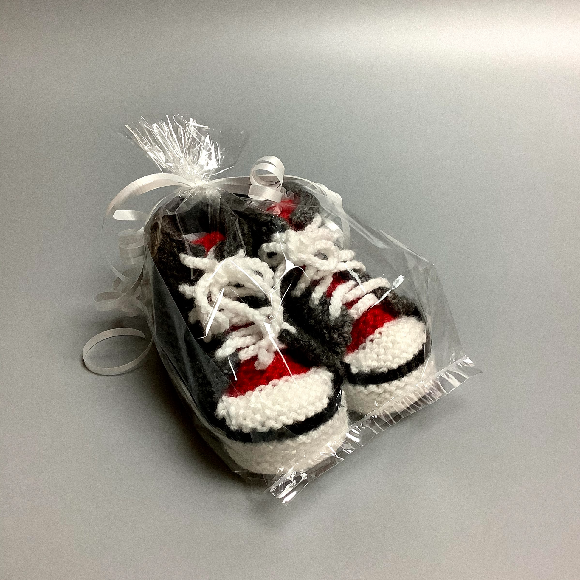 Pantoufles pour bébé tricotées à la main ici à Victoriaville.