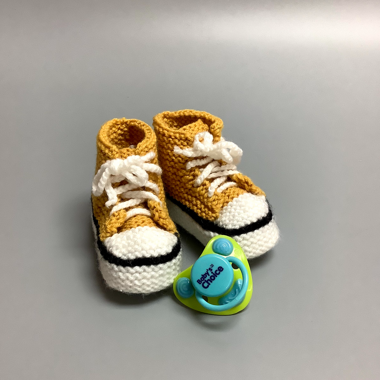 Pantoufles pour bébé tricotées à la main ici à Victoriaville.