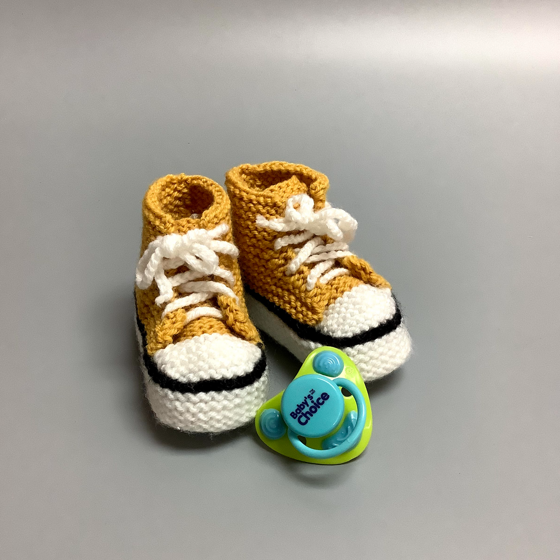 Pantoufles pour bébé tricotées à la main ici à Victoriaville.