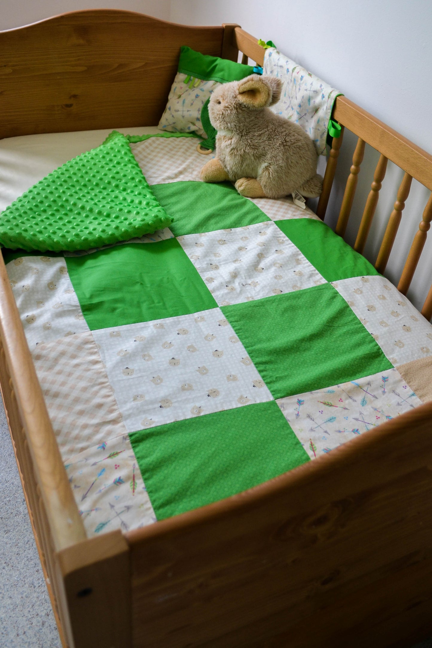 Un joli ensemble 3 morceaux pour le berceau de bébé. Avec de belles couleurs vives, cet ensemble en coton sur le dessus et en Minky en dessous. L'ensemble comprend la douillette, le drap contour et la jupe de lit assortie.   Chaque morceau est fait au Québec et est unique.