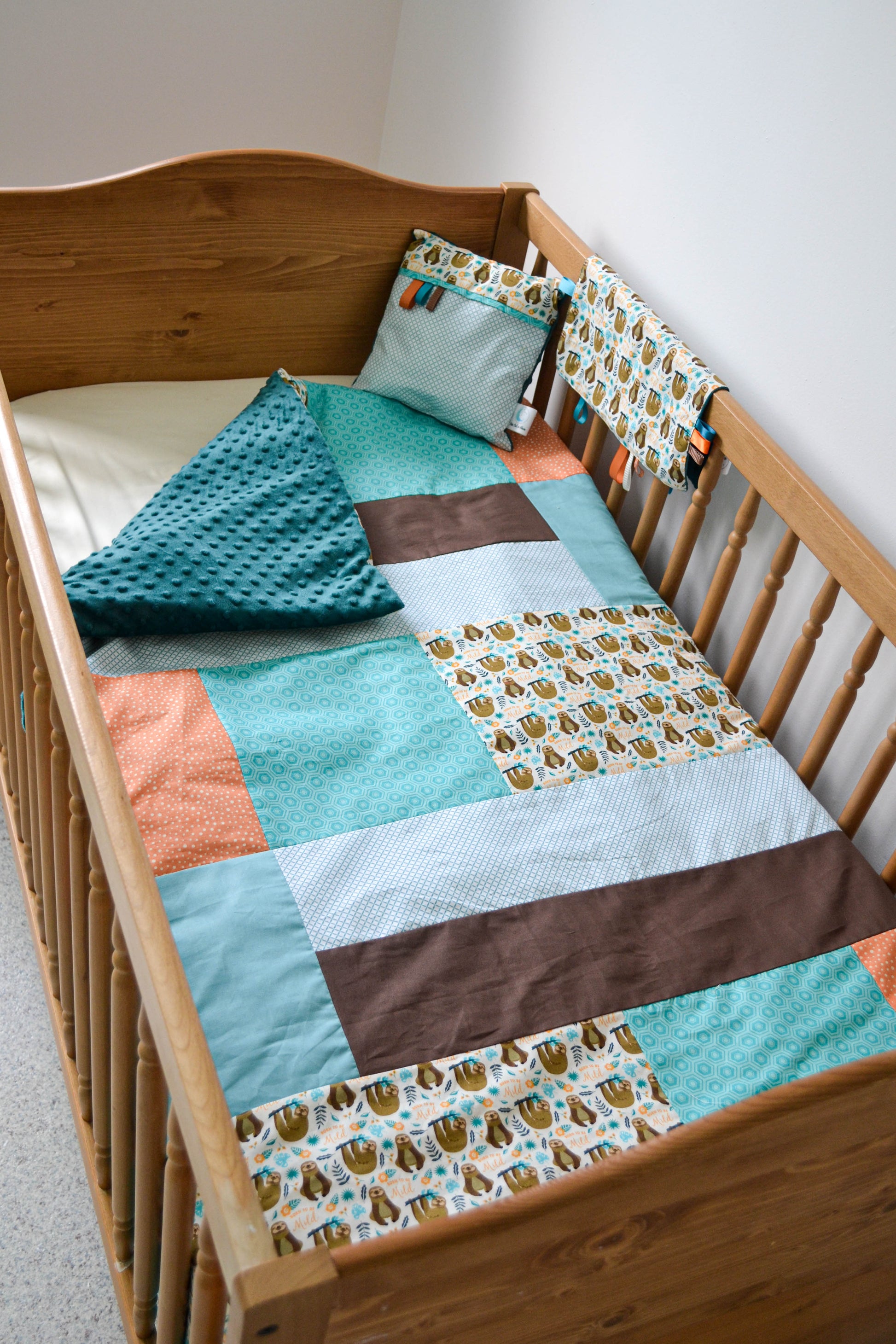 Un joli ensemble 3 morceaux pour le berceau de bébé. Avec de belles couleurs vives, cet ensemble en coton sur le dessus et en Minky en dessous. L'ensemble comprend la douillette, le drap contour et la jupe de lit assortie.   Chaque morceau est fait au Québec et est unique