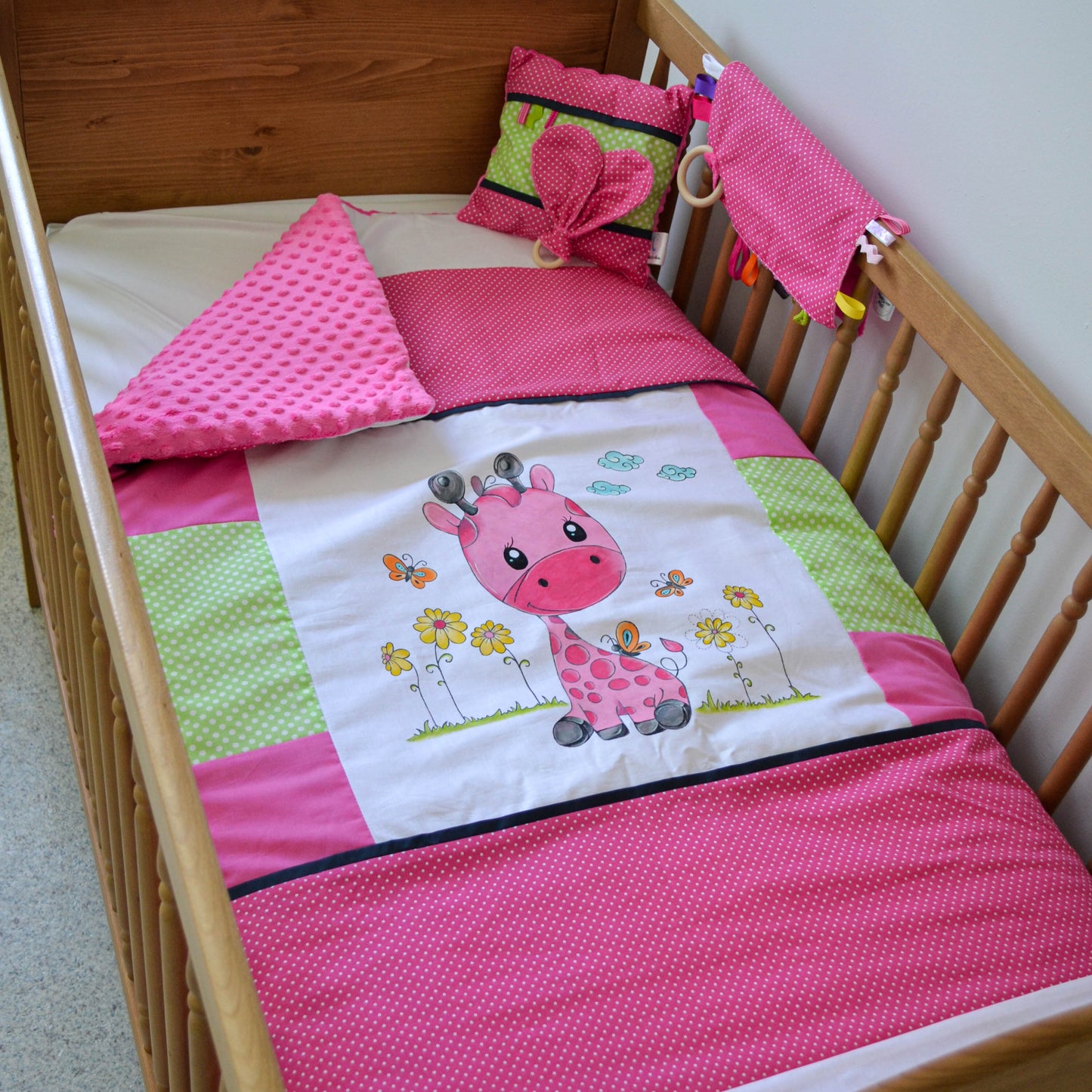 Un joli ensemble 3 morceaux pour le berceau de bébé. Avec de belles couleurs vives, cet ensemble en coton sur le dessus et en Minky en dessous. L'ensemble comprend la douillette, le drap contour et la jupe de lit assortie. Ce modèle est unique, la girafe au centre a été peint à la main par notre couturière. Chaque morceau est fait au Québec et est unique.