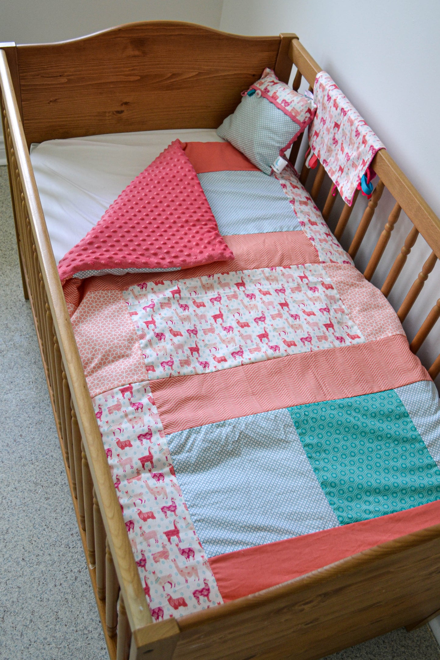 Un joli ensemble 3 morceaux pour le berceau de bébé. Avec de belles couleurs vives, cet ensemble en coton sur le dessus et en Minky en dessous. L'ensemble comprend la douillette, le drap contour et la jupe de lit assortie.   Chaque morceau est fait au Québec et est unique.