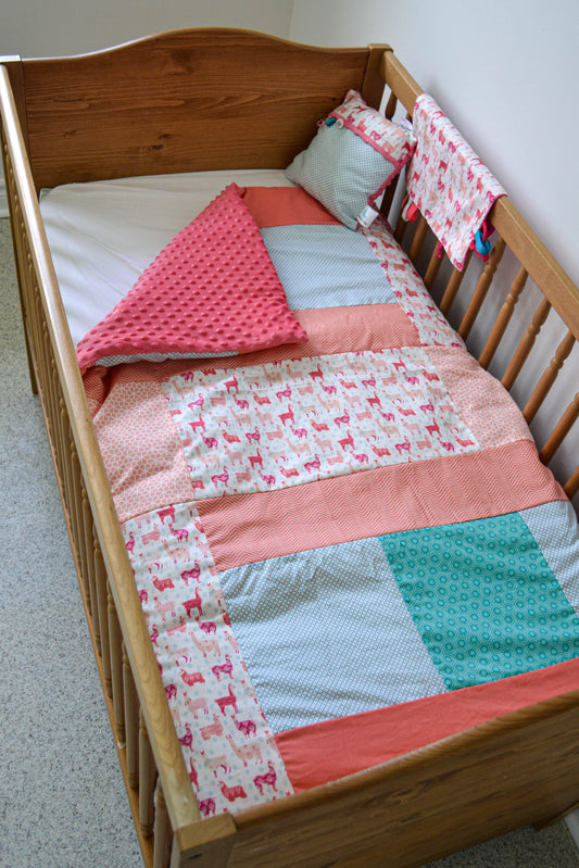 Un joli ensemble 3 morceaux pour le berceau de bébé. Avec de belles couleurs vives, cet ensemble en coton sur le dessus et en Minky en dessous. L'ensemble comprend la douillette, le drap contour et la jupe de lit assortie.   Chaque morceau est fait au Québec et est unique.