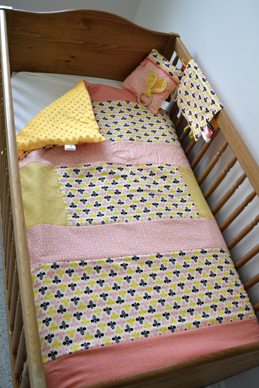 Un joli ensemble 3 morceaux pour le berceau de bébé. Avec de belles couleurs vives, cet ensemble en coton sur le dessus et en Minky en dessous. L'ensemble comprend la douillette, le drap contour et la jupe de lit assortie.   Chaque morceau est fait au Québec et est unique.