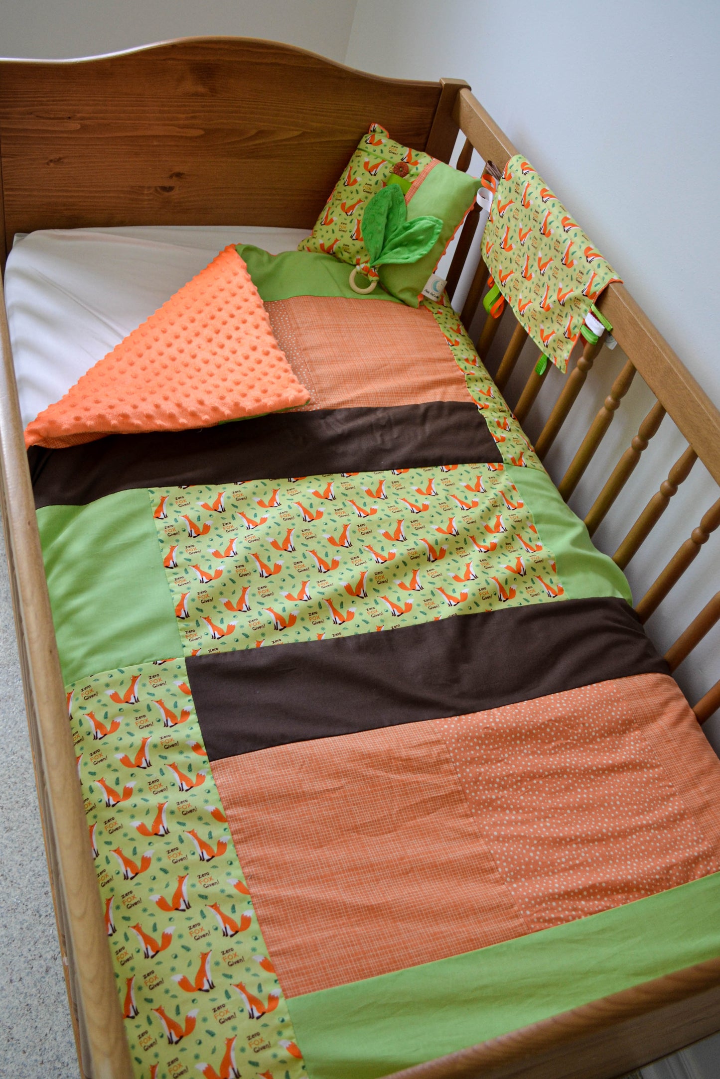 Un joli ensemble 3 morceaux pour le berceau de bébé. Avec de belles couleurs vives, cet ensemble en coton sur le dessus et en Minky en dessous. L'ensemble comprend la douillette, le drap contour et la jupe de lit assortie. Chaque morceau est fait au Québec et est unique.
