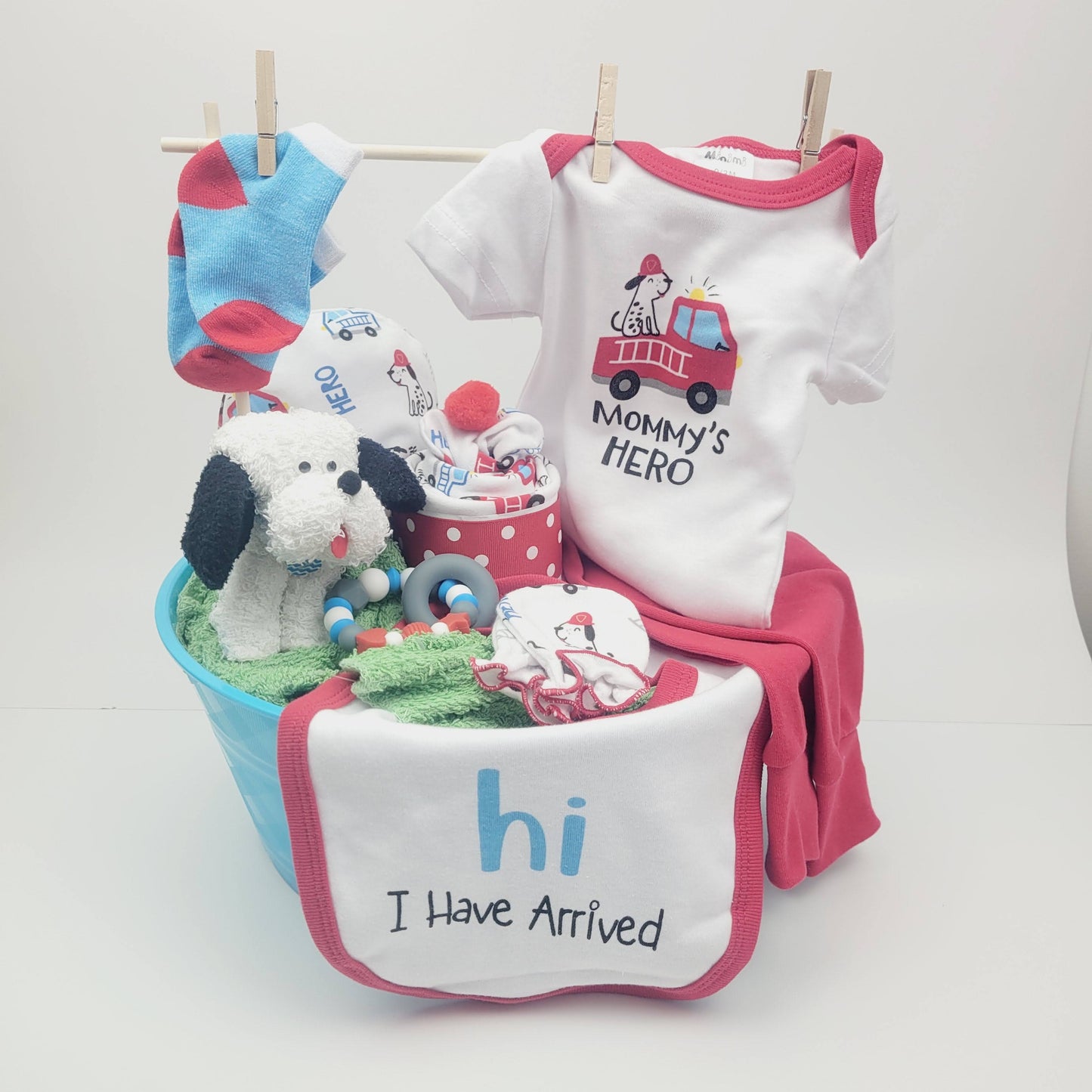 Ensemble de cadeau pour babyshower pour bébé garçon. Panier bleu contenant une couverture avec un chien fait de débarbouillettes. La panier est complété par un pyjama, un cache-couche, un bavoir, des mitaines, des bas bleu.