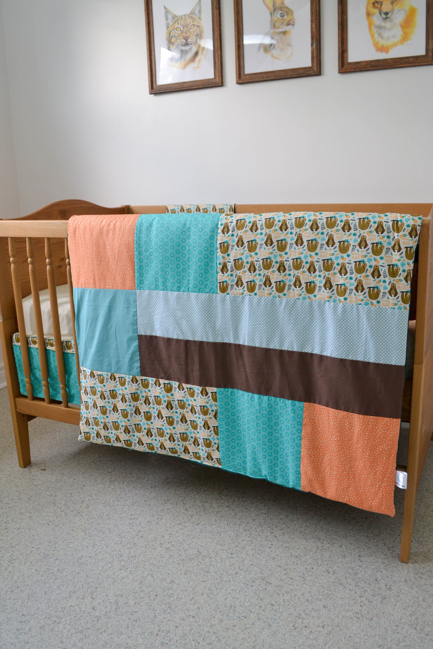 Un joli ensemble 3 morceaux pour le berceau de bébé. Avec de belles couleurs vives, cet ensemble en coton sur le dessus et en Minky en dessous. L'ensemble comprend la douillette, le drap contour et la jupe de lit assortie.   Chaque morceau est fait au Québec et est unique