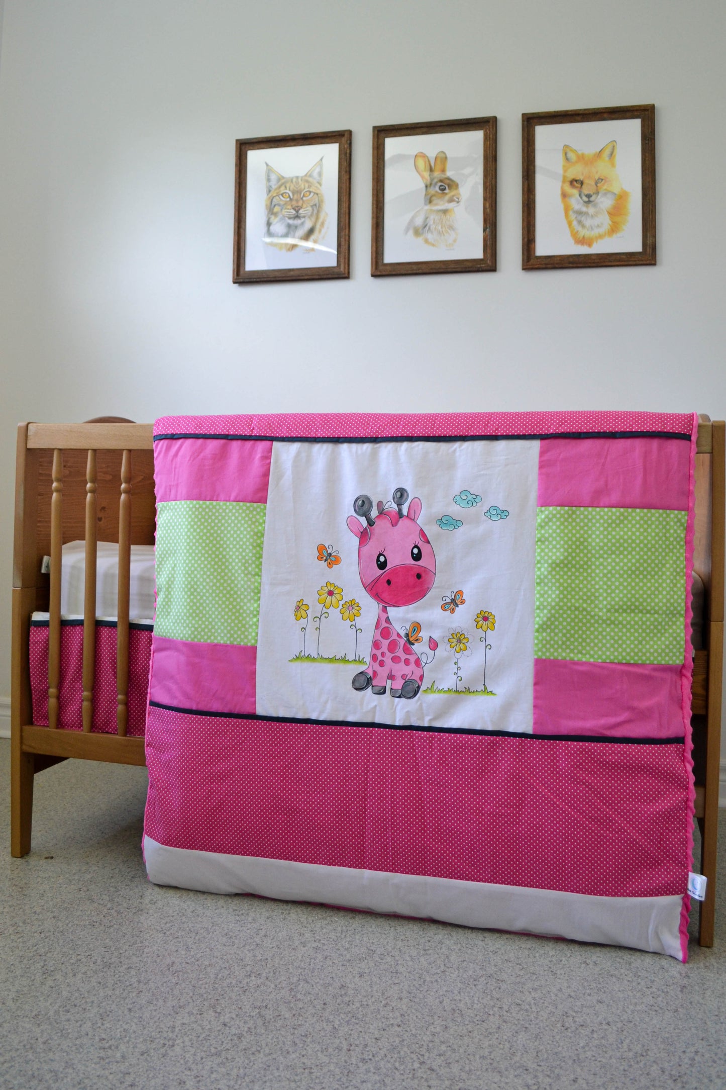 Un joli ensemble 3 morceaux pour le berceau de bébé. Avec de belles couleurs vives, cet ensemble en coton sur le dessus et en Minky en dessous. L'ensemble comprend la douillette, le drap contour et la jupe de lit assortie. Ce modèle est unique, la girafe au centre a été peint à la main par notre couturière. Chaque morceau est fait au Québec et est unique.