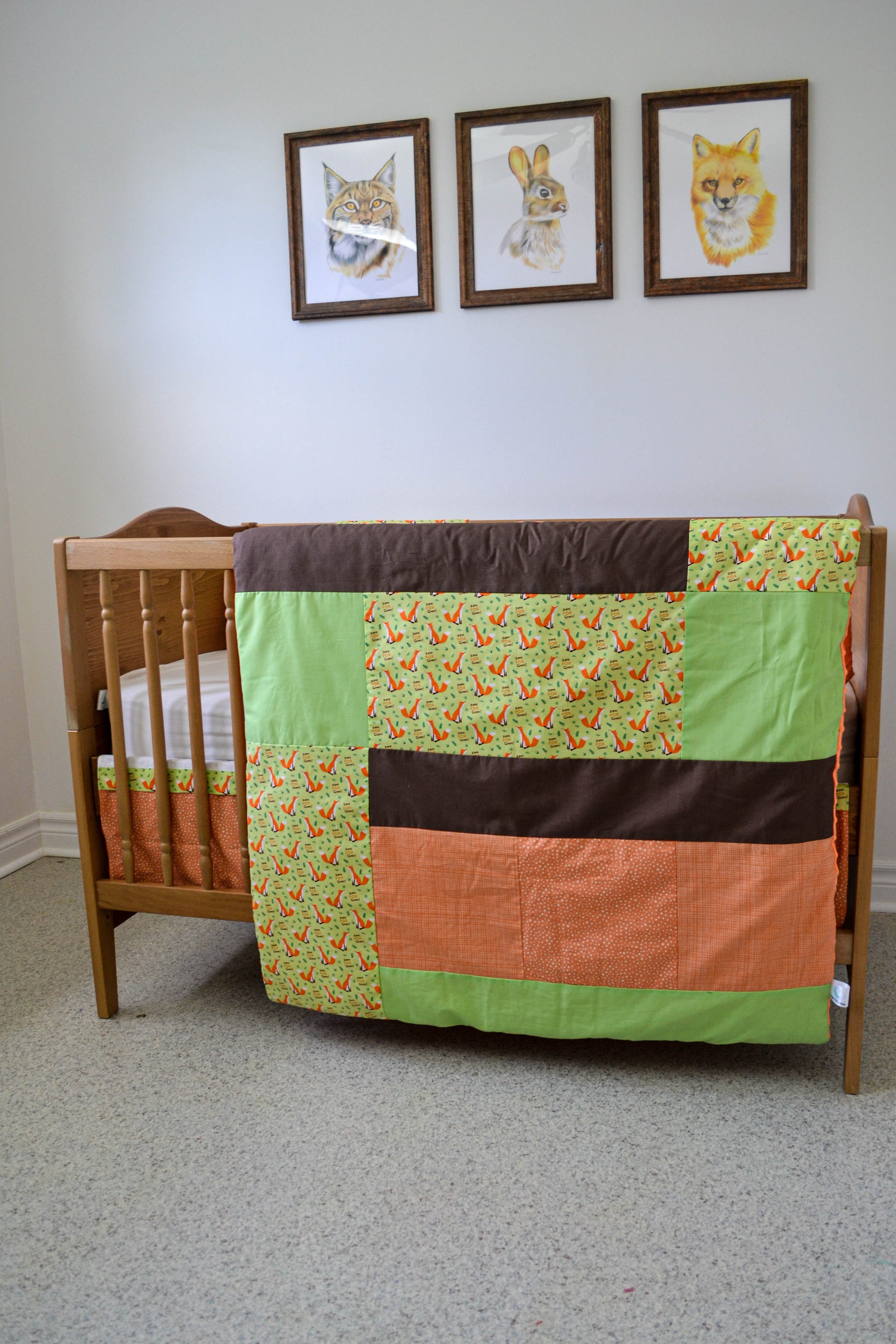 Un joli ensemble 3 morceaux pour le berceau de bébé. Avec de belles couleurs vives, cet ensemble en coton sur le dessus et en Minky en dessous. L'ensemble comprend la douillette, le drap contour et la jupe de lit assortie.   Chaque morceau est fait au Québec et est unique.