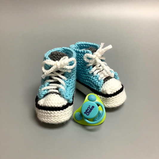 Pantoufles pour bébé tricotées à la main ici à Victoriaville.