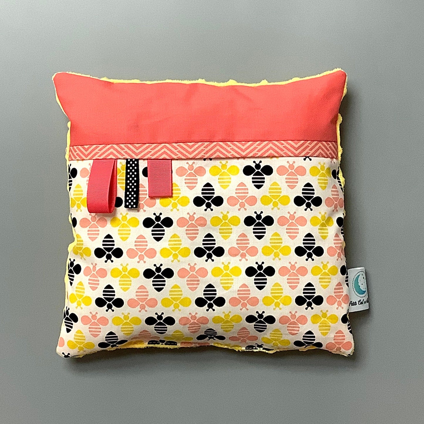 Coussin pour mettre dans le berceau pour enfant. Fait en coton avec de bourre en polyester à l'intérieur. Chaque coussin est fait au Québec et est unique. Coussin : 12'' x 12''