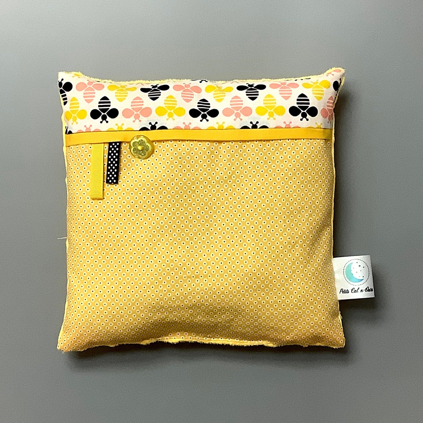 Coussin pour mettre dans le berceau pour enfant. Fait en coton avec de bourre en polyester à l'intérieur. Chaque coussin est fait au Québec et est unique. Coussin : 12'' x 12''