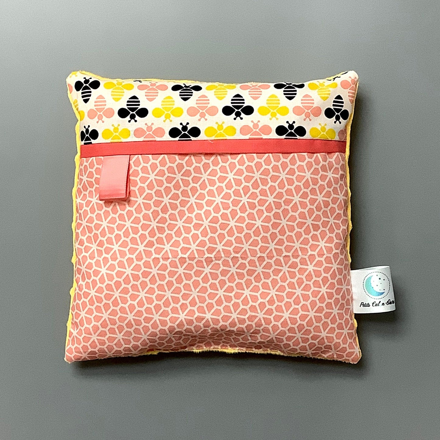 Coussin pour mettre dans le berceau pour enfant. Fait en coton avec de bourre en polyester à l'intérieur. Chaque coussin est fait au Québec et est unique. Coussin : 12'' x 12''