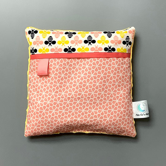 Coussin pour mettre dans le berceau pour enfant.   Fait en coton avec de bourre en polyester à l'intérieur.   Chaque coussin est fait au Québec et est unique.  Coussin : 12'' x 12''