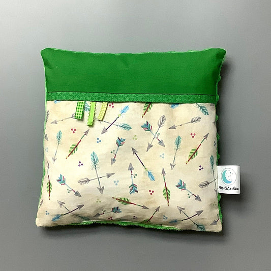 Coussin pour mettre dans le berceau pour enfant.   Fait en coton avec de bourre en polyester à l'intérieur.   Chaque coussin est fait au Québec et est unique.  Coussin : 12'' x 12''