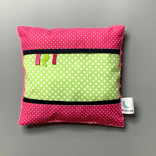 Coussin pour mettre dans le berceau pour enfant.   Fait en coton avec de bourre en polyester à l'intérieur.   Chaque coussin est fait au Québec et est unique.  Coussin : 12'' x 12''