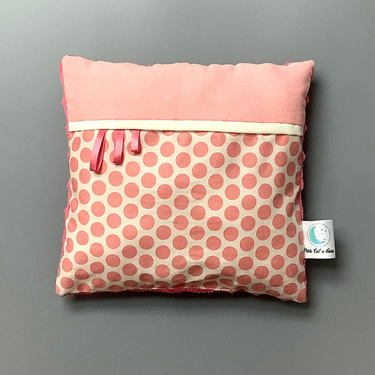 Coussin pour mettre dans le berceau pour enfant.   Fait en coton avec de bourre en polyester à l'intérieur.   Chaque coussin est fait au Québec et est unique.  Coussin : 12'' x 12''