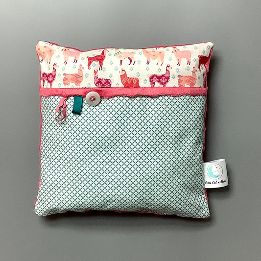 Coussin pour mettre dans le berceau pour enfant.   Fait en coton avec de bourre en polyester à l'intérieur.   Chaque coussin est fait au Québec et est unique.  Coussin : 12'' x 12''