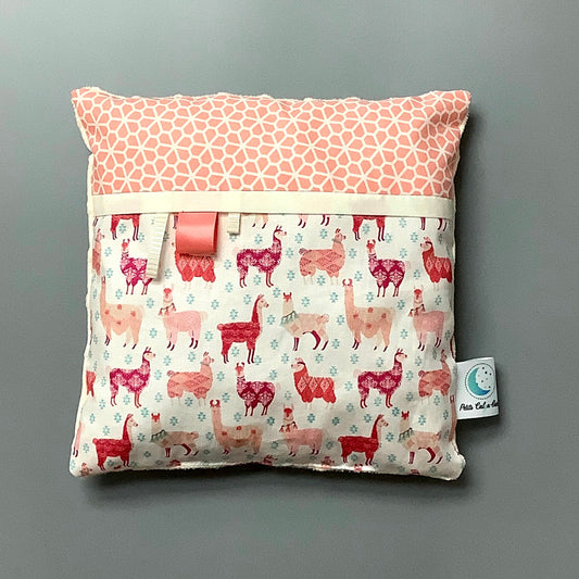 Coussin pour mettre dans le berceau pour enfant.   Fait en coton avec de bourre en polyester à l'intérieur.   Chaque coussin est fait au Québec et est unique.  Coussin : 12'' x 12''