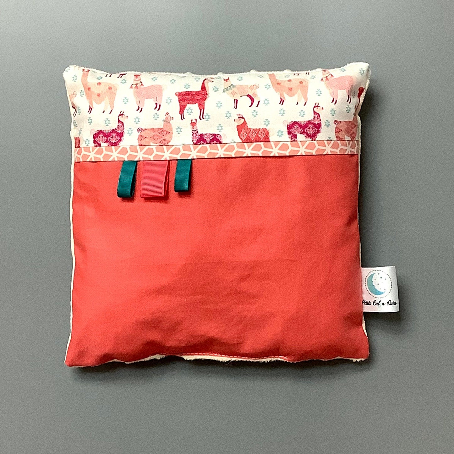 Coussin pour mettre dans le berceau pour enfant. Fait en coton avec de bourre en polyester à l'intérieur. Chaque coussin est fait au Québec et est unique. Coussin : 12'' x 12''