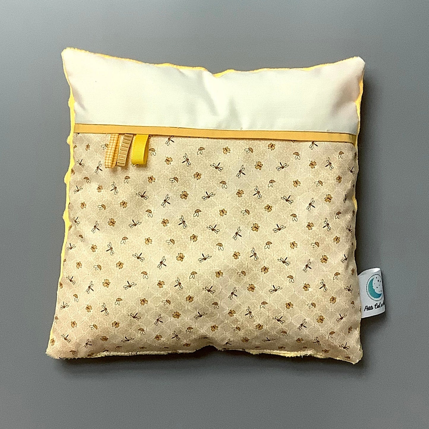 Coussin pour mettre dans le berceau pour enfant. Fait en coton avec de bourre en polyester à l'intérieur. Chaque coussin est fait au Québec et est unique. Coussin : 12'' x 12''