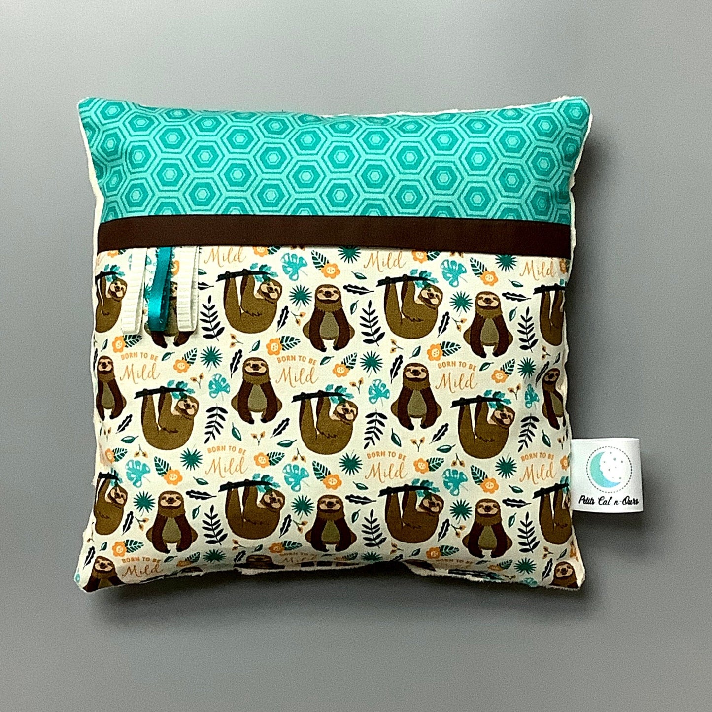 Coussin pour mettre dans le berceau pour enfant. Fait en coton avec de bourre en polyester à l'intérieur. Chaque coussin est fait au Québec et est unique. Coussin : 12'' x 12''