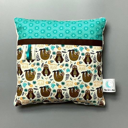 Coussin pour mettre dans le berceau pour enfant.   Fait en coton avec de bourre en polyester à l'intérieur.   Chaque coussin est fait au Québec et est unique.  Coussin : 12'' x 12''