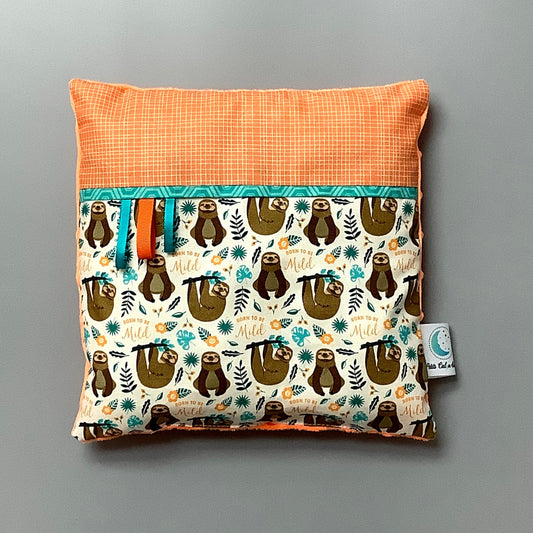 Coussin pour mettre dans le berceau pour enfant.   Fait en coton avec de bourre en polyester à l'intérieur.   Chaque coussin est fait au Québec et est unique.  Coussin : 12'' x 12''