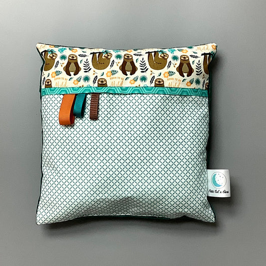 Coussin pour mettre dans le berceau pour enfant.   Fait en coton avec de bourre en polyester à l'intérieur.   Chaque coussin est fait au Québec et est unique.  Coussin : 12'' x 12''