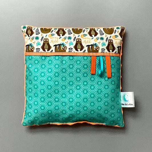 Coussin pour mettre dans le berceau pour enfant.   Fait en coton avec de bourre en polyester à l'intérieur.   Chaque coussin est fait au Québec et est unique.  Coussin : 12'' x 12''