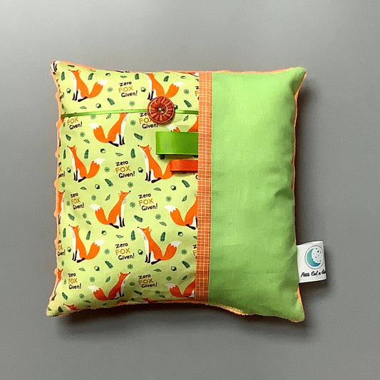 Coussin pour mettre dans le berceau pour enfant.   Fait en coton avec de bourre en polyester à l'intérieur.   Chaque coussin est fait au Québec et est unique.  Coussin : 12'' x 12''