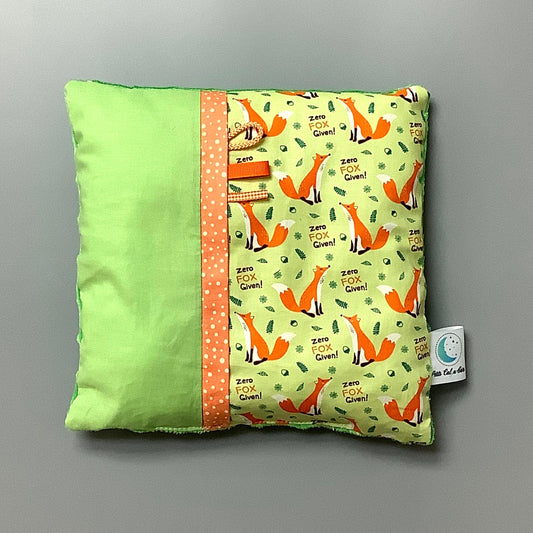 Coussin pour mettre dans le berceau pour enfant.   Fait en coton avec de bourre en polyester à l'intérieur.   Chaque coussin est fait au Québec et est unique.  Coussin : 12'' x 12''