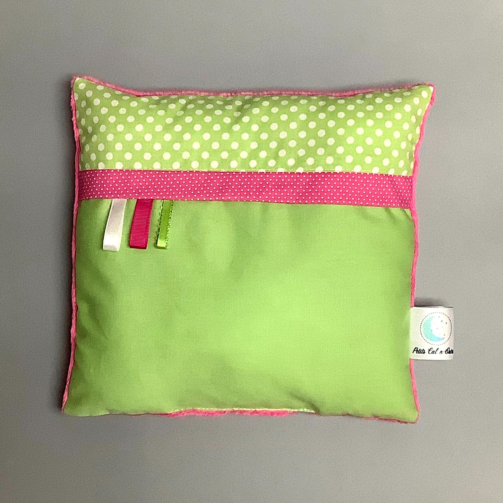Coussin pour mettre dans le berceau pour enfant.   Fait en coton avec de bourre en polyester à l'intérieur.   Chaque coussin est fait au Québec et est unique.  Coussin : 12'' x 12''