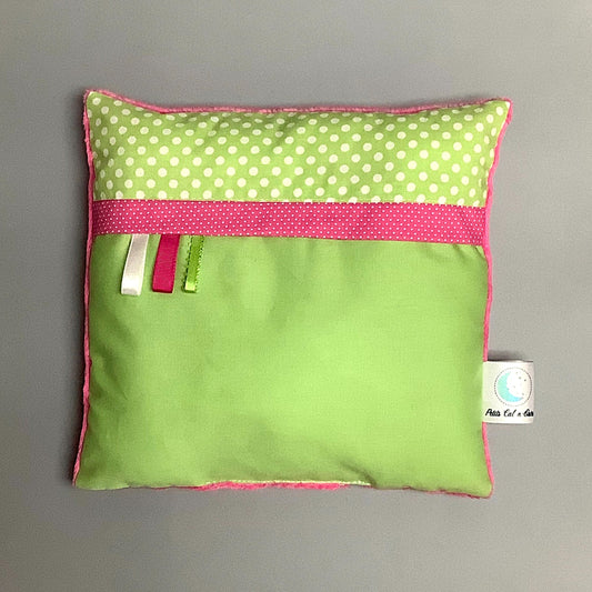 Coussin pour mettre dans le berceau pour enfant.   Fait en coton avec de bourre en polyester à l'intérieur.   Chaque coussin est fait au Québec et est unique.  Coussin : 12'' x 12''
