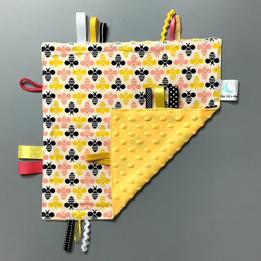 Doudou Calyn  pour les enfants   Fait en coton et avec du polars flanelle (notre tissu à doudou super doux), avec différents rubans.   Chaque doudou est fait au Québec et est unique.   Doudou : 12'' x 12''