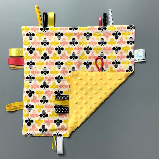 Doudou Calyn  pour les enfants   Fait en coton et avec du polars flanelle (notre tissu à doudou super doux), avec différents rubans.   Chaque doudou est fait au Québec et est unique.   Doudou : 12'' x 12''