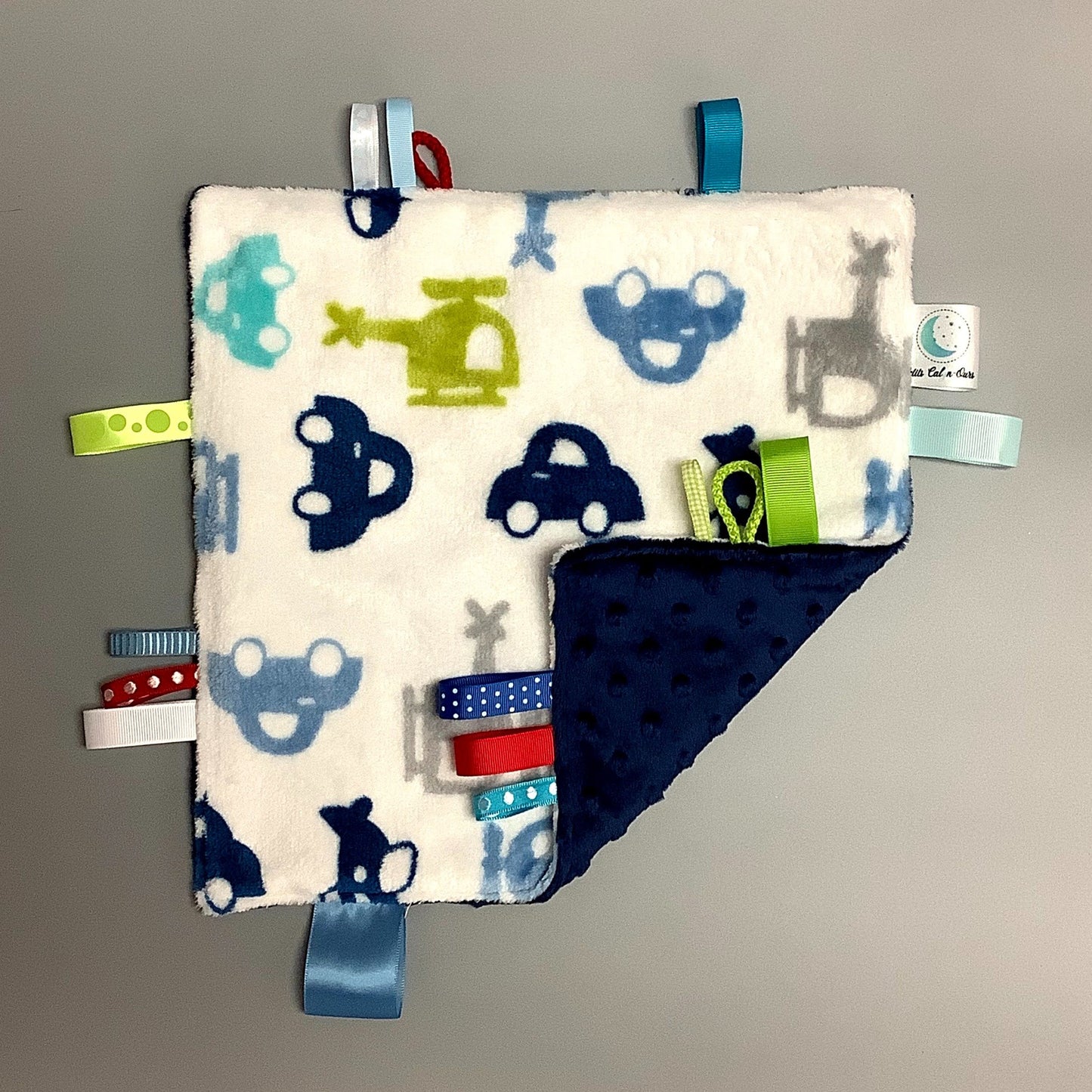 Doudou Calyn  pour les enfants   Fait en coton et avec du polars flanelle (notre tissu à doudou super doux), avec différents rubans.   Chaque doudou est fait au Québec et est unique.   Doudou : 12'' x 12''