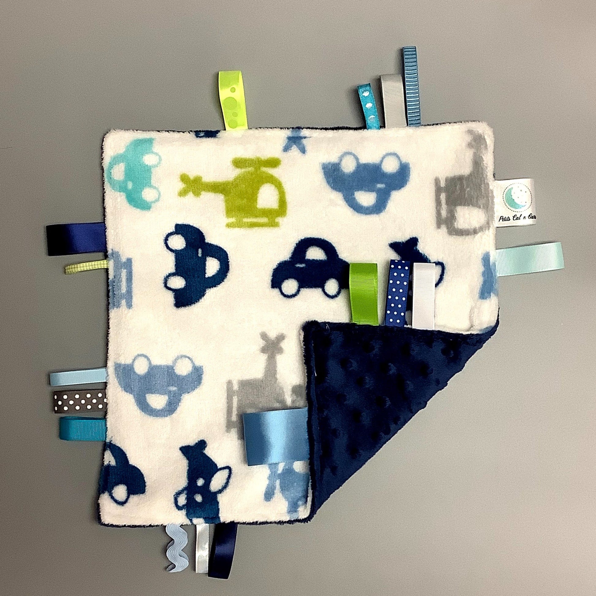 Doudou Calyn  pour les enfants   Fait en coton et avec du polars flanelle (notre tissu à doudou super doux), avec différents rubans.   Chaque doudou est fait au Québec et est unique.   Doudou : 12'' x 12''